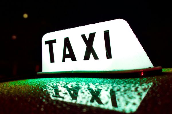 Taxi entre Lyon et Saint-Étienne : confort et sécurité 24/7